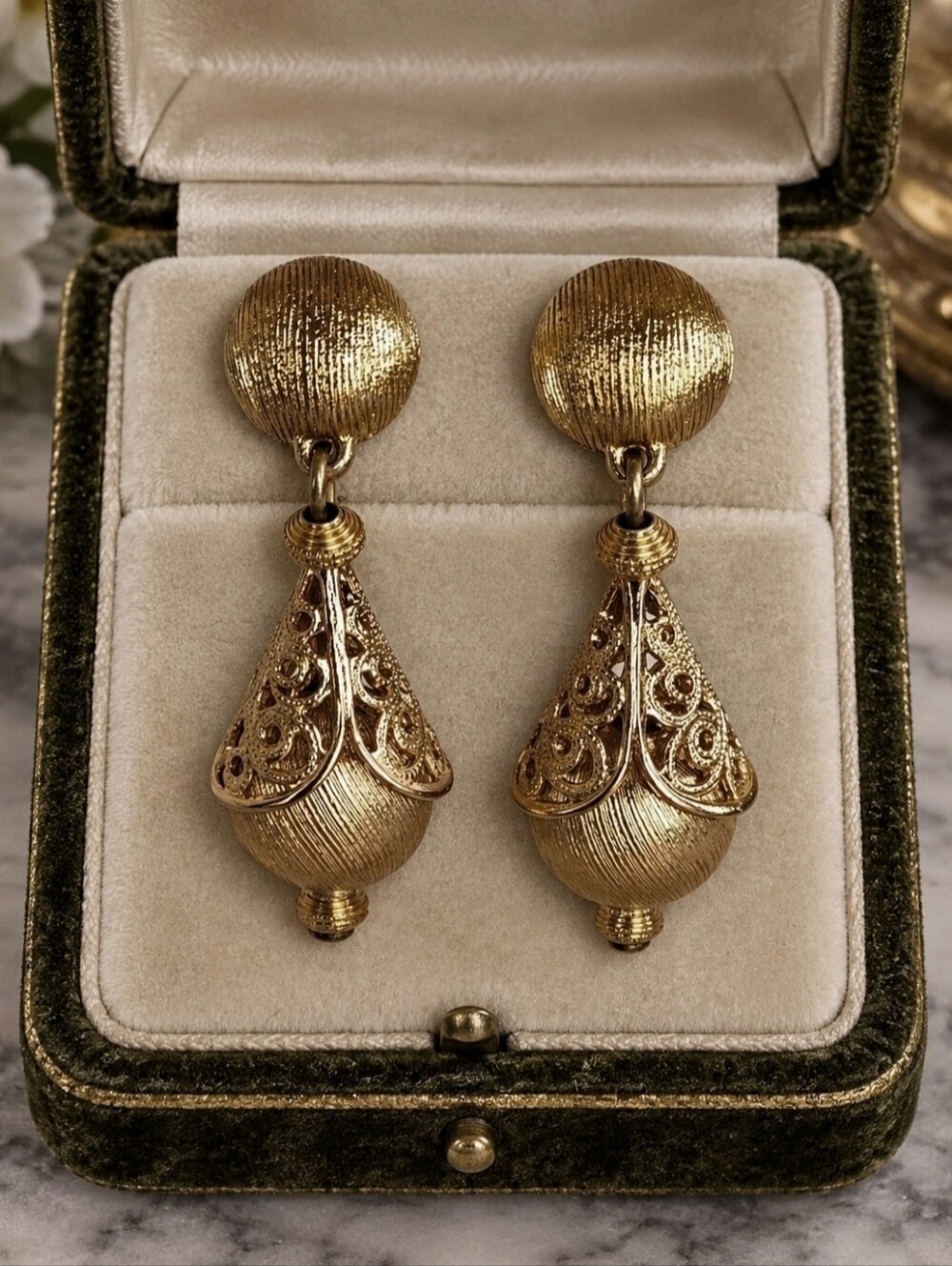 MONET Vintage Signed Comfort Clip On Gold Tone Teardrop Dangle Earrings MCM EUC